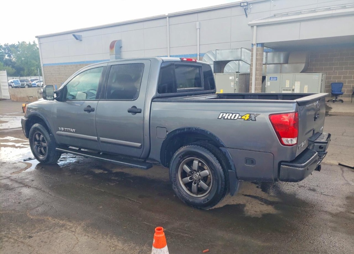 2015 Nissan Titan auction photo 2