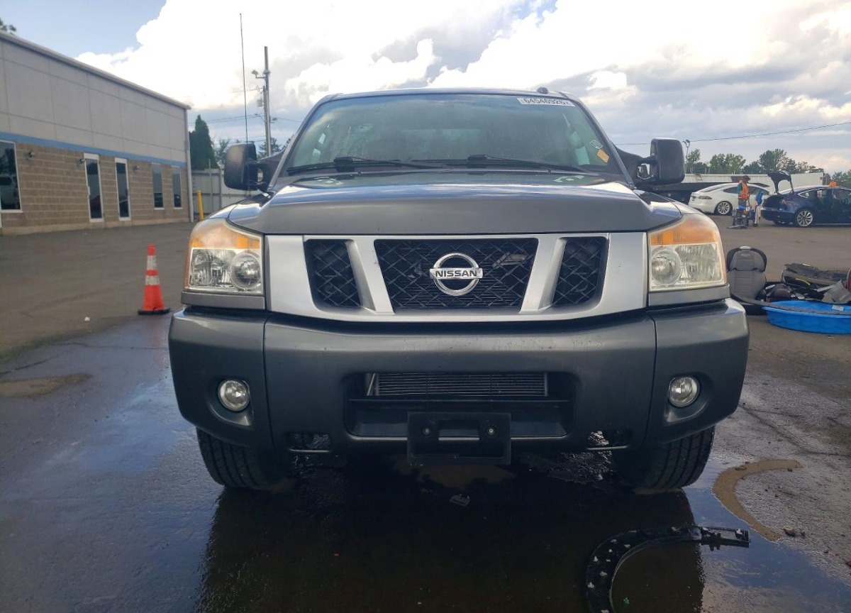 2015 Nissan Titan auction photo 5